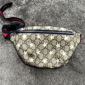 Gucci supreme monogram star children belt bag